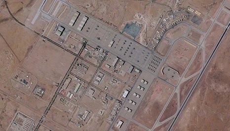 اسرائیلی میڈیا رپورٹس کے مطابق Israel امریکا کو اپنے ہاں فوجی اڈے قائم کرنے کی پیشکش کرنے پر غور کر رہا ہے۔ رپورٹس میں کہا گیا ہے کہ اس وقت United States کا اسرائیل میں کوئی مستقل فوجی اڈہ موجود نہیں، جبکہ امریکا کے بڑے فوجی اڈے خلیجی ممالک میں قائم ہیں۔ ذرائع کے مطابق اسرائیل میں امریکی فوج کی موجودگی محدود ہے اور مشترکہ فوجی تنصیبات اسرائیلی اڈوں کے اندر ہی قائم ہیں۔ تاہم امریکی فوجی نظام اور ریڈار پہلے ہی اسرائیل میں فعال ہیں۔ اسرائیلی میڈیا کا کہنا ہے کہ مشرق وسطیٰ میں موجود امریکی اڈوں کو اسرائیل منتقل کرنے کی تجویز بھی زیر غور ہے، جبکہ نئے فوجی کمپلیکس کی تعمیر کے امکانات پر بھی غور کیا جا رہا ہے۔