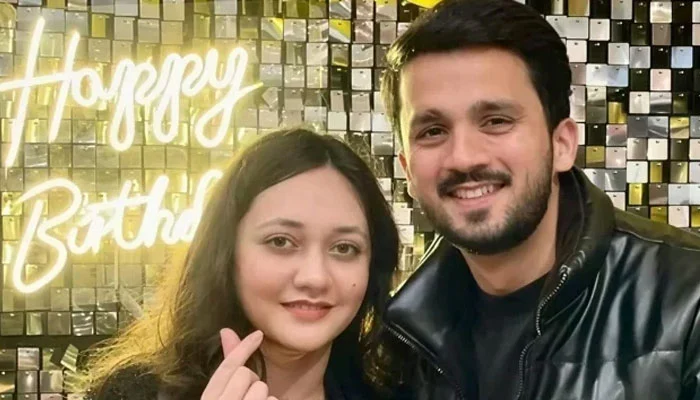 رجب بٹ نے اہلیہ کو طلاق کے کاغذات بھیج دیے، ایمان نے خاموشی توڑ دی