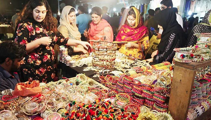 خواتین آخری افطار کرتے ہی اپنے عید لُک کو فائنل کرنے کیلئے تیار